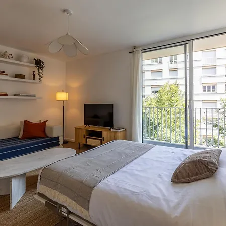 Apartment Neo Retro Avec Balcon *
