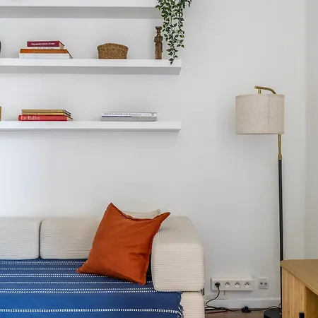 Neo Retro Avec Balcon Apartment